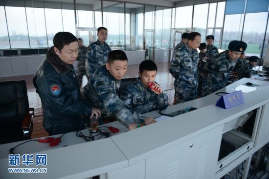 沈空航空兵某师师长,特级飞行员李晓成正在塔台指挥