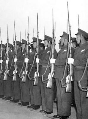 在解放初期，解放军仪仗队所谓的礼服，也就是当时的军服再加上皮鞋和白手套。