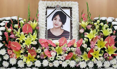 韩艺人赴灵堂吊唁高恩妃出殡仪式5日举行（图）