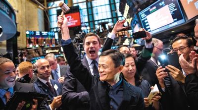 9月19日，美国纽约，阿里巴巴集团在纽交所正式挂牌交易，马云高举敲钟槌。图/CFP