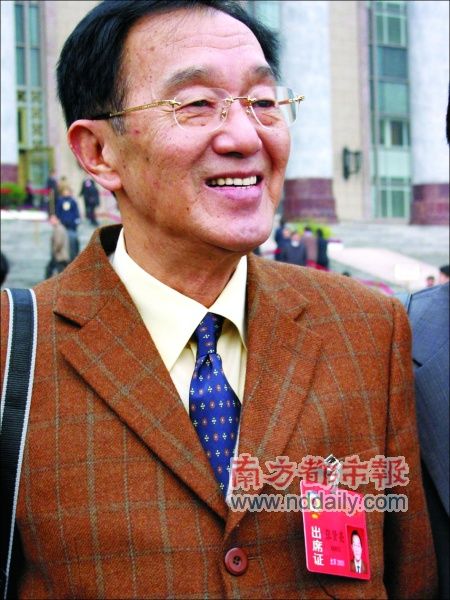 委员张贤亮:2003年3月14日,参加全国政协十届一次会议。 