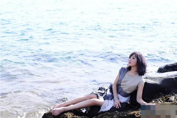 台湾女歌手为拍唯美写真海边苦撑憋尿6小时