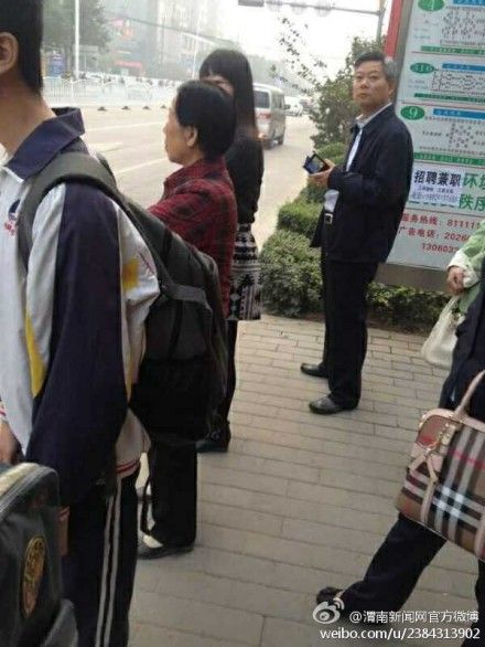 10月9日早上，有网友在公交站偶遇到了渭南市委书记徐新荣正在等公交车。