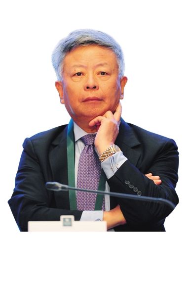 金立群毕业于北京外国语学院英语文学专业。历任财政部副部长、亚洲开发银行副行长、中投公司监事长等职务。2013年5月－2014年担任中金公司董事长。