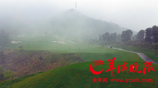 　　12月2日寒风冷雨，&ldquo;国王&rdquo;高尔夫球场依然营业，有人在风雨中打球