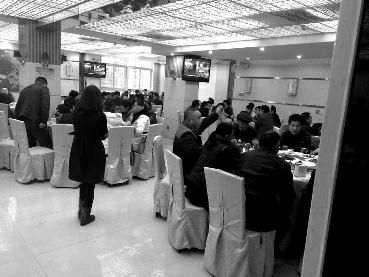 陕西一副局长2年前搬家 现在摆宴18桌庆乔迁被