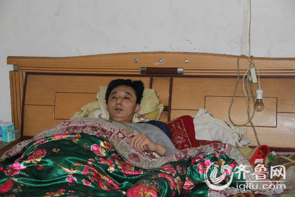 30岁的青春，王健已经偏瘫卧床四年。四年里，他的这间屋子里没有光亮，王健说自己也不愿看到光亮（齐鲁网徐朋朋摄）