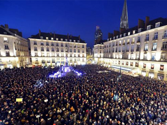 超过10万法国人聚集在法国各地，高举“别害怕”“我就是查理”等标语