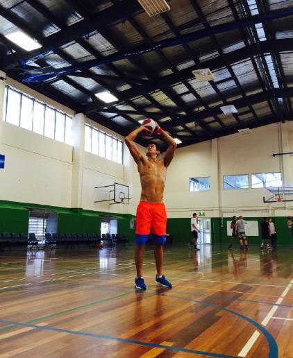 孙杨半裸上身打篮球 自称有篮球飞人的感觉(图)|飞人|孙杨_凤凰体育