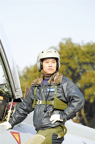 中国空军“拼命三郎”驾二代机8比0赢“金头盔”