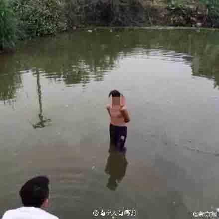 广西10岁男孩偷钱被抓遭困猪笼浸水塘(图)