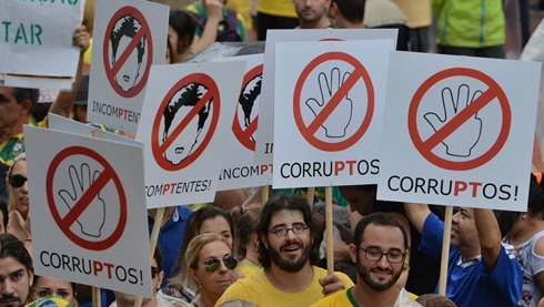 巴西上百万民众上街游行：逼政府“打虎”