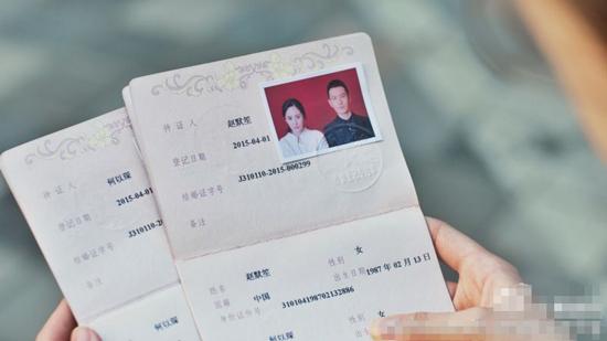 4月1日,黄晓明晒出一张拍摄的电影《何以笙箫默》中与杨幂的结婚证