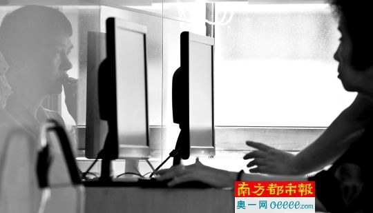 4月17日，环市东路一证券营业厅里，一名股民全神贯注看着电脑上的股票走势。