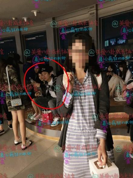 王思聪携两美女同游韩国发现被偷拍不忘看镜头