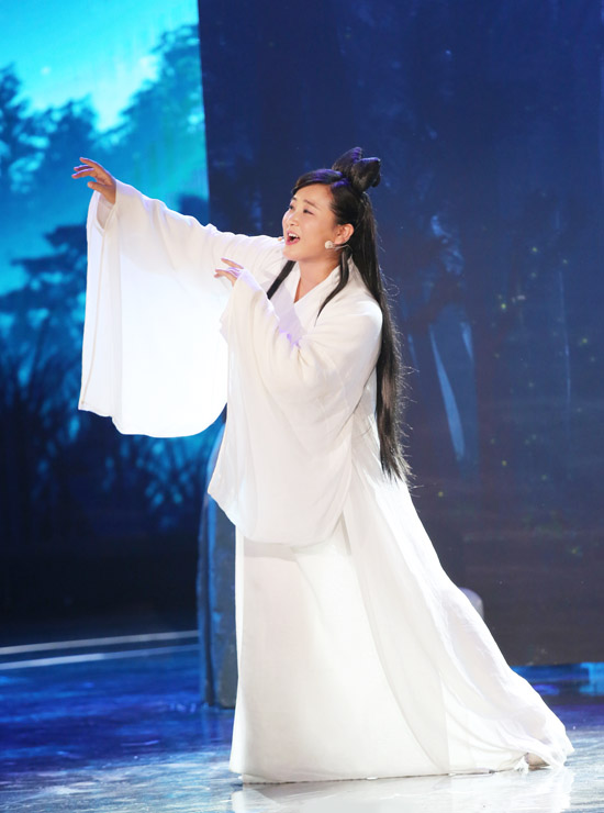 贾玲扮加肥版聂小倩 体态丰腴热舞色诱男演员