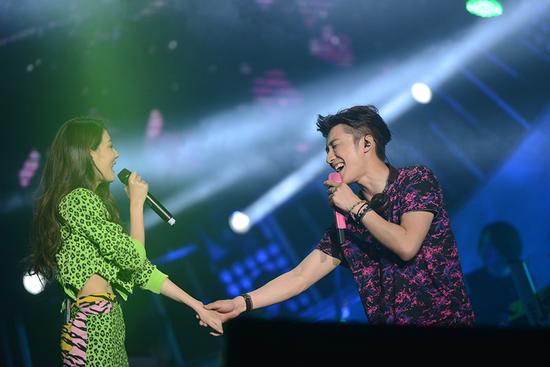 《相爱吧》惊喜不断 徐璐为乔任梁圆梦泪撒演唱会