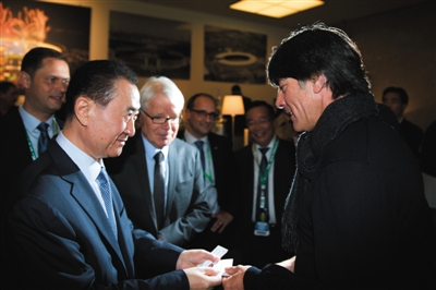 王健林以企业家身份出席国际足联大会 首开先