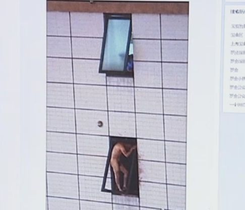 在劝说3个多小时后，该男子还是纵身从16楼跳下，碰到树枝后，落在了消防气垫上。
