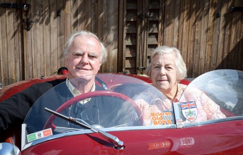 英97岁老妇携七旬儿子参加汽车拉力赛
