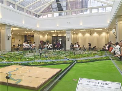 本周二，位于河北大厂的一个售楼处，看房人不少。近期，燕郊、大厂、香河、固安等地，看房者增多、整体价格上涨已经成为普遍现象。