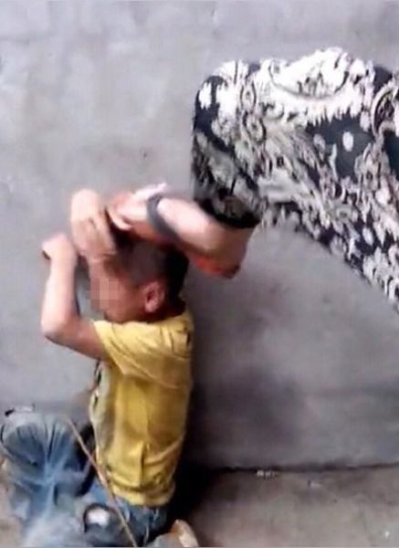 浙江庆元四个初中生将一小学生关在黑屋里殴打，用绳拴脖子、烟头烫身