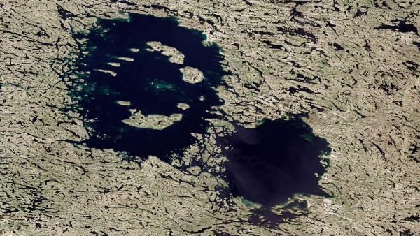 地球表面像加拿大的这两个陨石坑（直径10公里）大小的陨石坑都已被找到。
