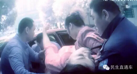 山东:伴郎团将新娘抛向空中未接住 致其头部着