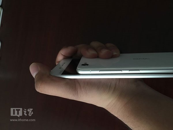 죬̳зųvivo»ƬͼǿԿ»ȫƣӲҲûнֻõġ״ƣvivo X5ProıȽУԿֻǳ˱ѳƣֻĵĺȽ4mmҡ