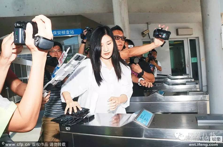 明星失业之后能干点啥?《花花公子》模特当街