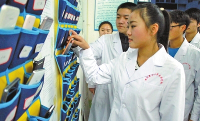 漯河一所高校手机课前上墙 同学们回归了课堂