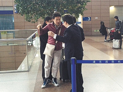 昨日上午，东航上海飞往北京MU564航班，因超售机票致40多名旅客不能登机。乘客与东航值班经理交涉，被要求签署放弃追诉声明，赔偿200元。 视频截图