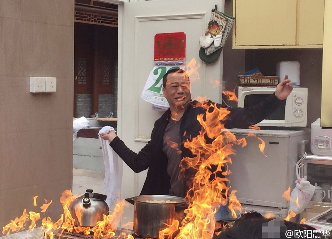 55岁欧阳震华拍火灾戏奋力扑救(图)_手机凤凰网