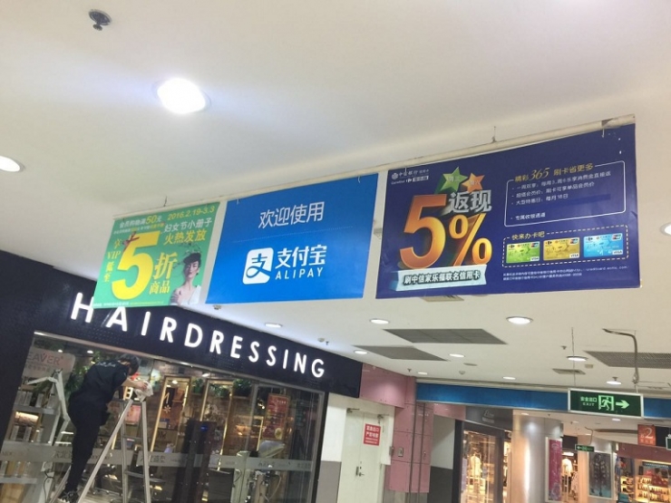 我们走访了7家店，只有2家可以使用Apple Pay