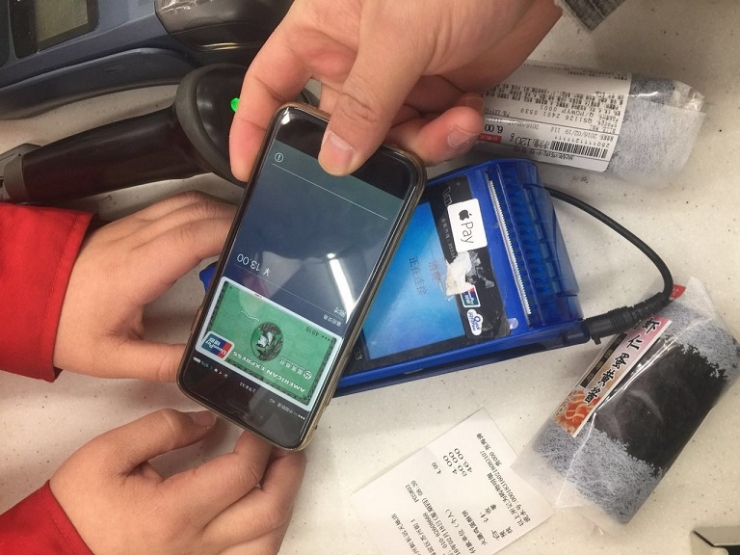 我们走访了7家店，只有2家可以使用Apple Pay