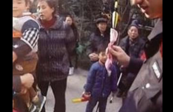  老太散步时中箭 负伤 剧情堪比武侠片(组图)|散