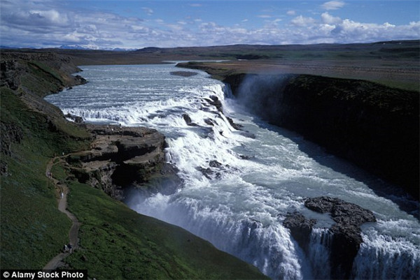 观光还是玩命?游客不顾性命携子观瀑布|游客|黄