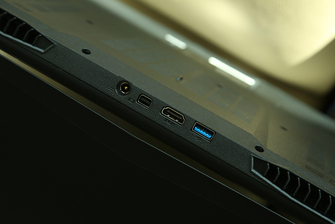 细节接口丰富，散热设计完备