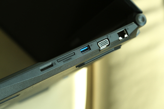 细节接口丰富，散热设计完备