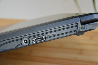 细节接口丰富，散热设计完备