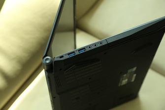 细节接口丰富，散热设计完备