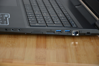 细节接口丰富，散热设计完备