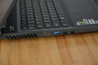 细节接口丰富，散热设计完备