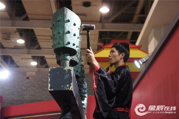  辛追夫人 16岁出嫁场景长沙 再现  湘绣嫁衣惊