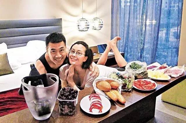 她是亚姐出身，婚后13天丧偶，再婚如今长跑17年