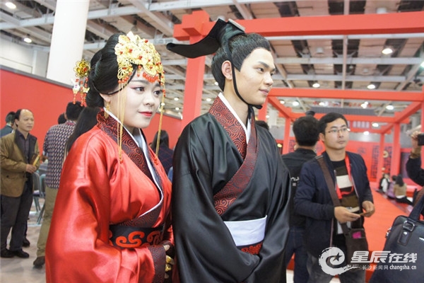  辛追夫人 16岁出嫁场景长沙 再现  湘绣嫁衣惊