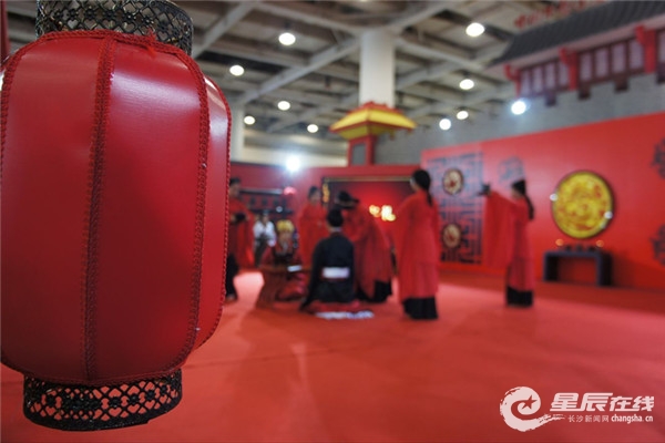  辛追夫人 16岁出嫁场景长沙 再现  湘绣嫁衣惊