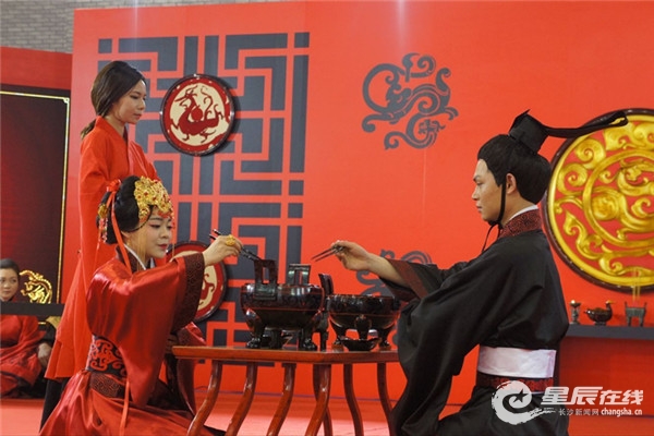  辛追夫人 16岁出嫁场景长沙 再现  湘绣嫁衣惊