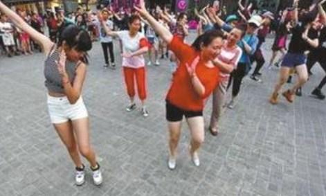 中国大妈赴加拿大演广场舞 跳小苹果获得当地