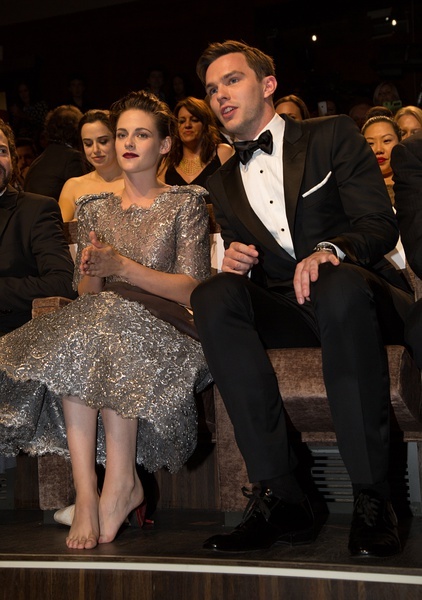 《同等族群》新预告 克里斯汀·斯图尔特惊险逃亡